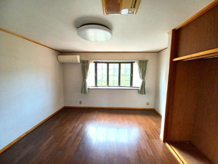 東松山市大谷 中古戸建の洋室|２階 中央洋室（８.５帖）
こちらの部屋にも大きな出窓があります。