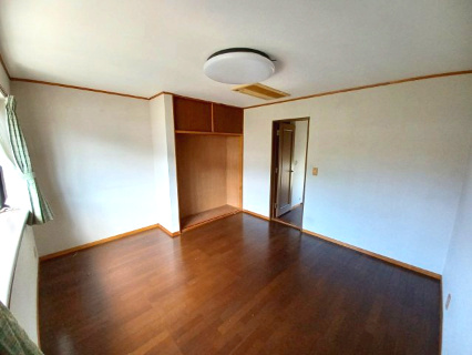 東松山市大谷 中古戸建の洋室|２階 中央洋室（８.５帖）
こちらにも大きなクローゼット収納があります。