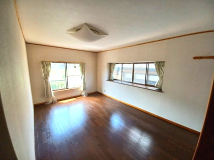 東松山市大谷 中古戸建の洋室|２階 洋室（１０.５帖）
２面採光で陽当り・通風良好です。