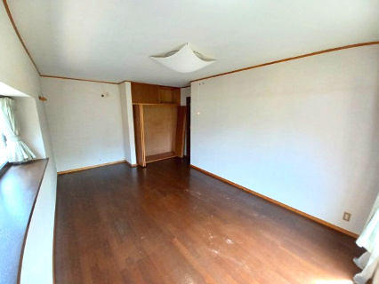 東松山市大谷 中古戸建の洋室|２階 洋室（８.５帖）
クローゼット収納もあります。