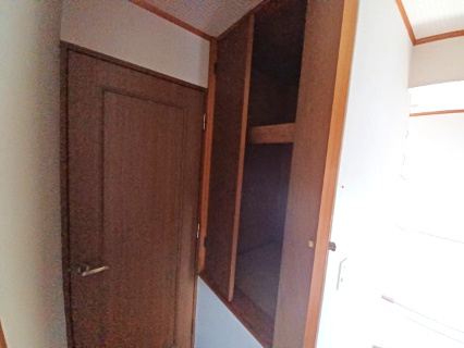 東松山市大谷 中古戸建の収納|２階 階段横収納