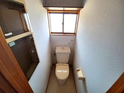 東松山市大谷 中古戸建のトイレ|２階 トイレ
１階トイレ同様に窓もあるので明るく換気ができます。
ちょっとした収納棚もあるので便利です。