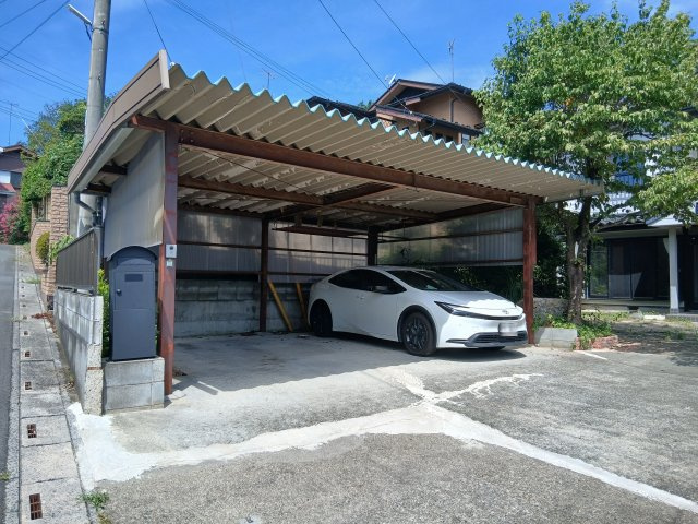 東松山市大谷 中古戸建の駐車場|屋根付きなので雨の日の乗り降りも濡れる心配はありません。