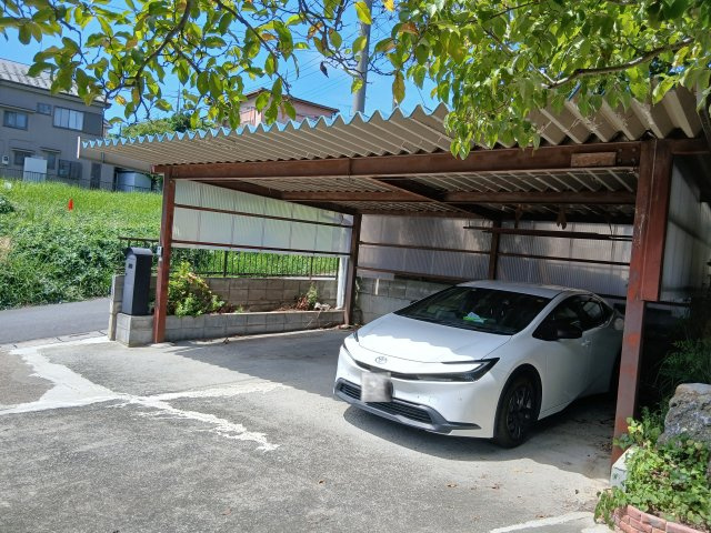 東松山市大谷 中古戸建の駐車場|屋根付きスペースには何台か駐車できます。