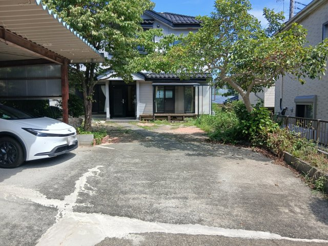 東松山市大谷 中古戸建のその他|敷地内（カーポート前）
屋根がないところも含めれば、車種によりますが４～５台は駐車可能です。