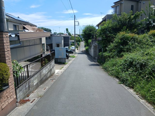 東松山市大谷 中古戸建の前面道路含む現地写真|南側幅員約4ｍ私道に約10.2ｍ接します。