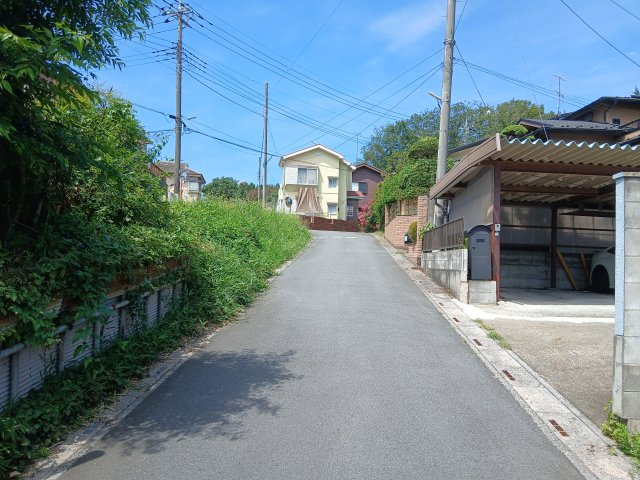 東松山市大谷 中古戸建の前面道路含む現地写真|南側幅員約4ｍ私道に約10.2ｍ接接します。