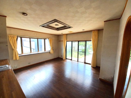 東松山市大谷 中古戸建の居間・リビング|リビングダイニング
窓がたくさんあるので明るい