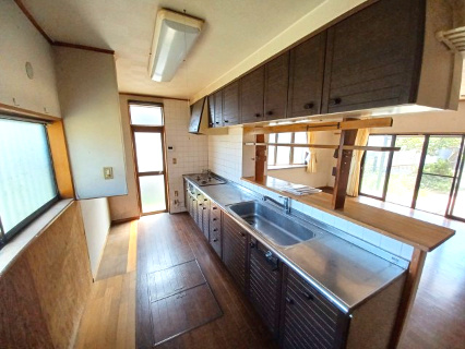 東松山市大谷 中古戸建のキッチン|広いキッチンスペースであると便利な勝手口があります。