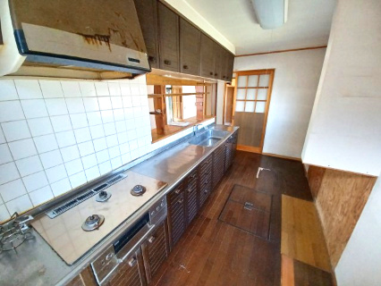 東松山市大谷 中古戸建のキッチン|作業台も広く備付け収納が豊富なキッチン。
３口コンロなのでお料理がしやすいです。