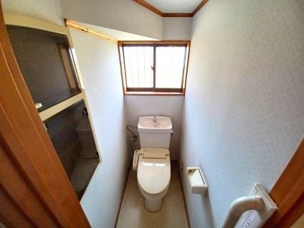 東松山市大谷 中古戸建のトイレ|１階トイレ
窓もあるので明るく換気ができます。
ちょっとした収納棚もあるので便利です。