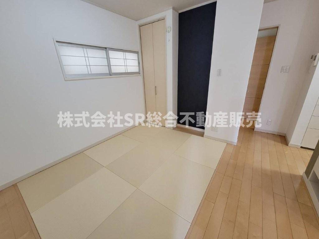 花園西町2丁目中古戸建の和室|リビングには畳コーナーがあるので少し横になったり、客間としても使えます♪