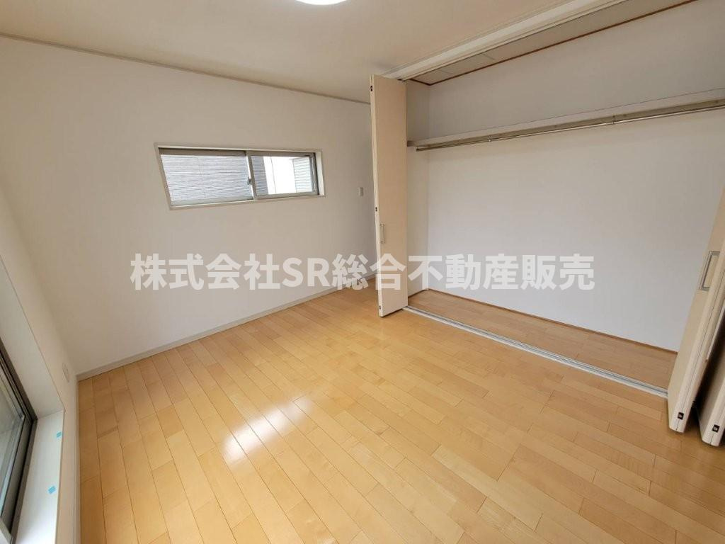 花園西町2丁目中古戸建の寝室|壁一面クローゼットがあり落ち着いて過ごせるお部屋です！