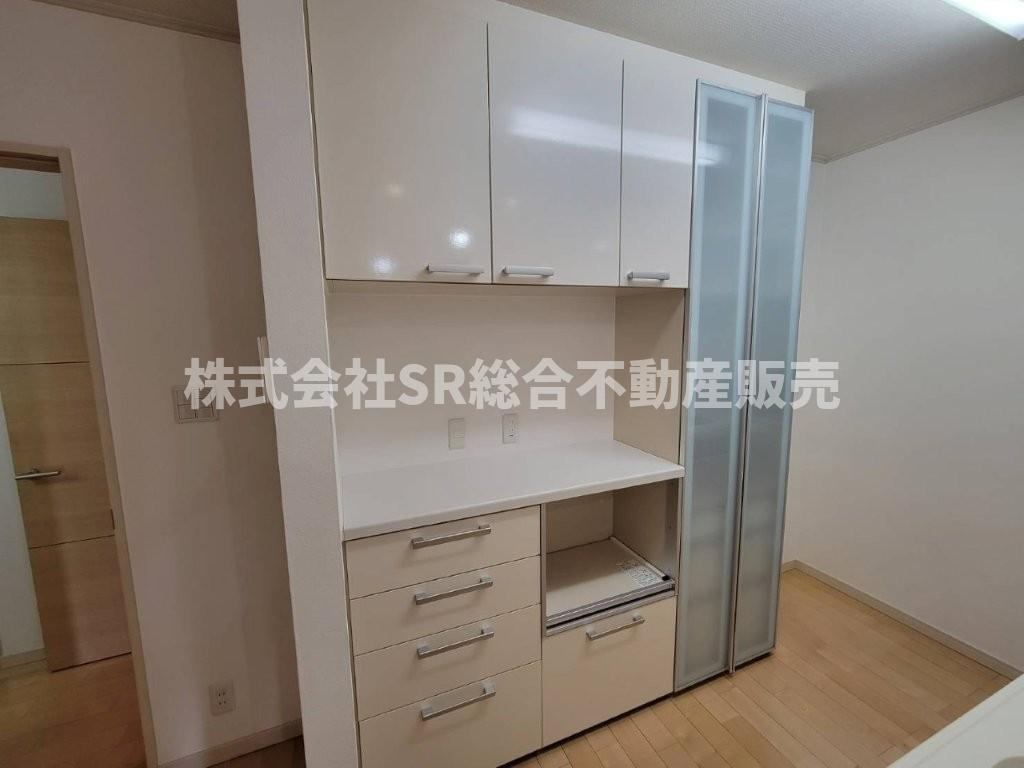 花園西町2丁目中古戸建のキッチン|キッチンと同じ色で統一感のあるカップボードがあります！