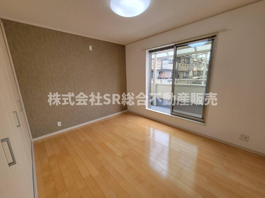 花園西町2丁目中古戸建の寝室|落ち着いた色調の寝室です