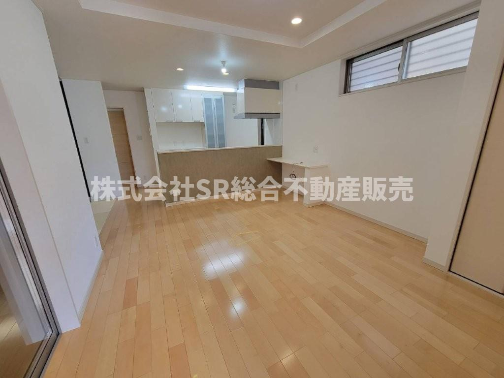 花園西町2丁目中古戸建の居間・リビング|リビングは14.2帖。ご家族でゆったりとお過ごしいただけます！