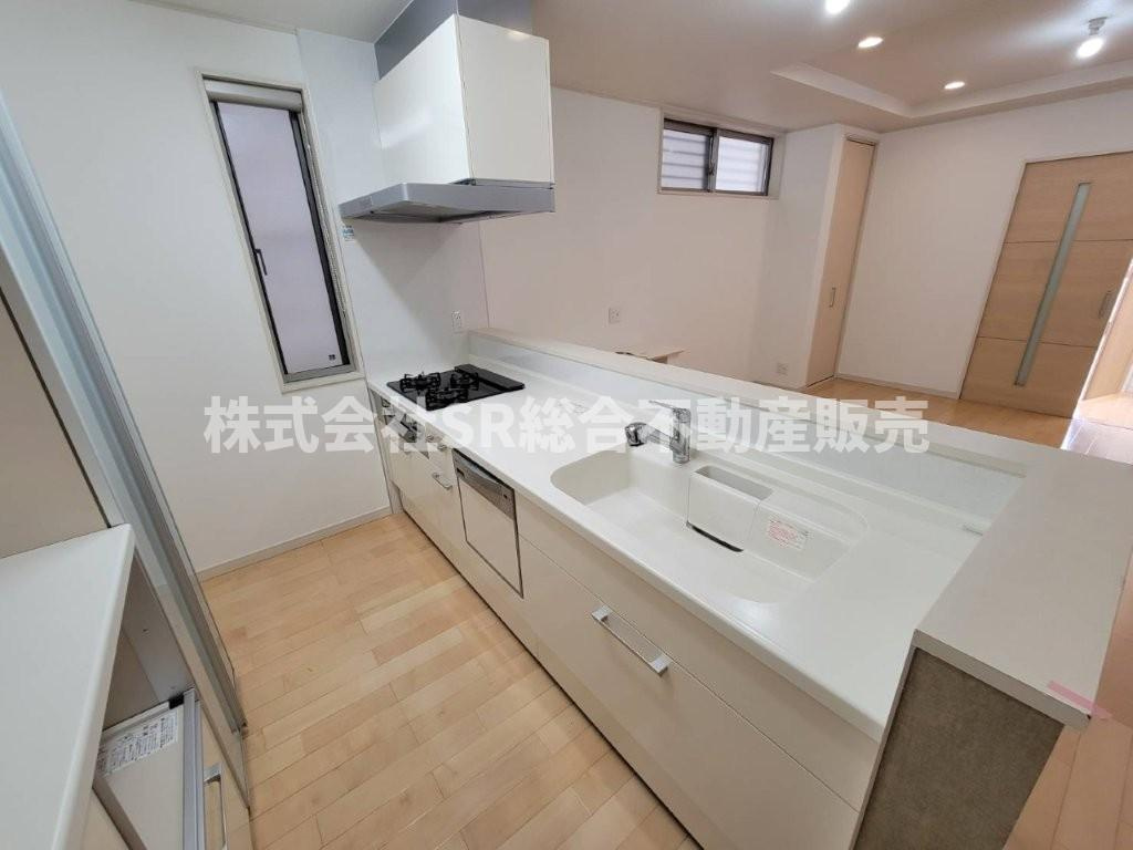 花園西町2丁目中古戸建のキッチン|キッチンは人気の高いカウンターキッチン♪ご家族の様子を見ながら快適にお料理できます！