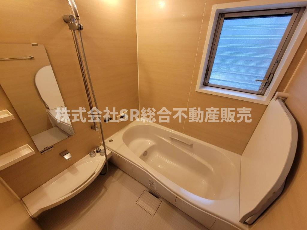 花園西町2丁目中古戸建の浴室|足を伸ばしてゆったりと浸かれます！