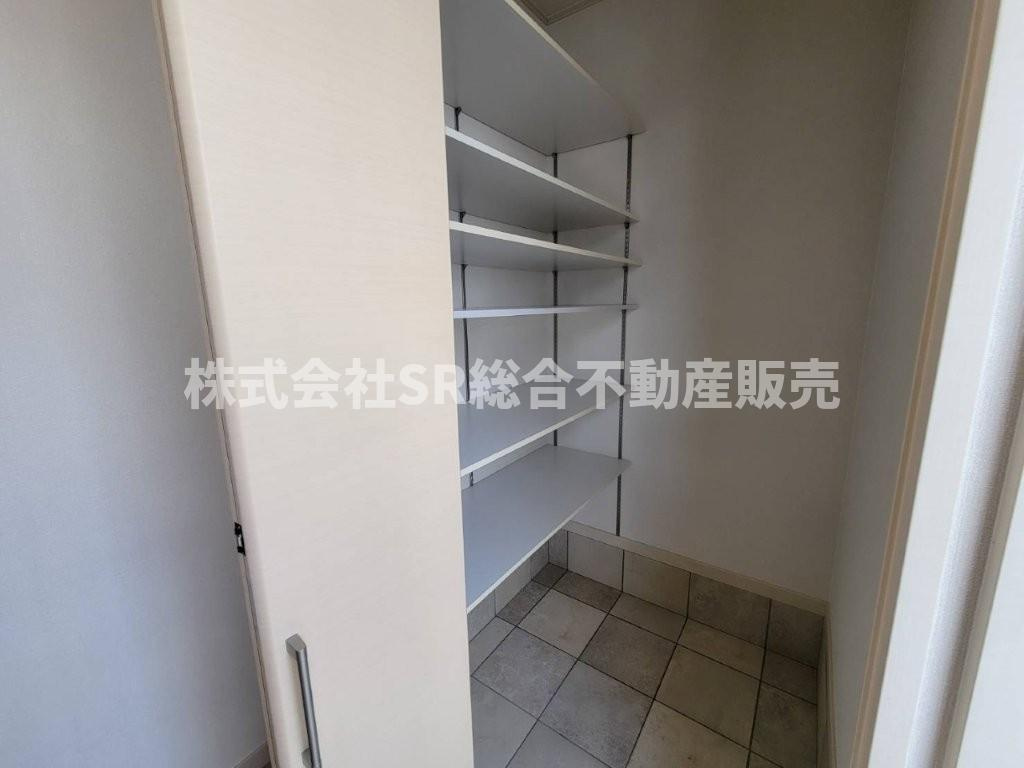花園西町2丁目中古戸建の収納|ベビーカー等を収納できるシューズインクローゼットがあります♪