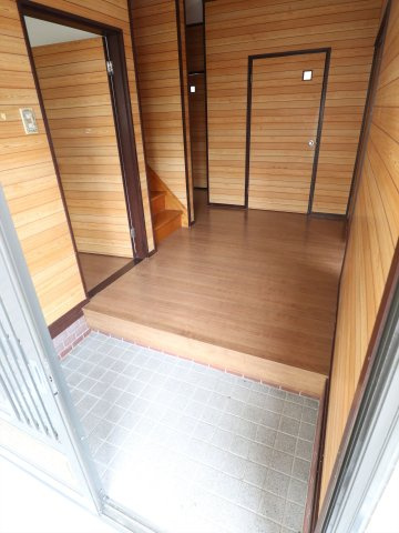 郷曽中古戸建の玄関
