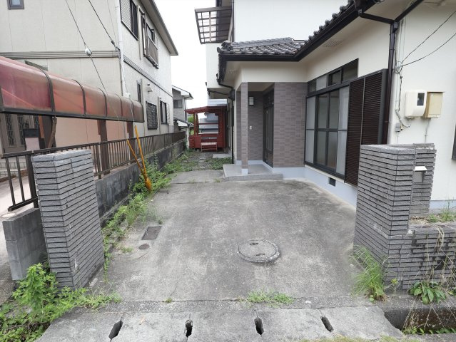 郷曽中古戸建の駐車場