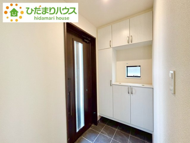 野田市堤台281番2　新築戸建　B号棟の内装|毎日「行ってきます」「ただいま」をいう玄関は小窓付で、明るく光が差し込みます。							
