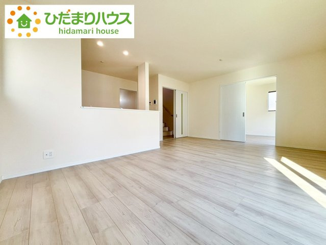 野田市堤台281番2　新築戸建　B号棟の居間・リビング|家族団らんの時間も増えそうなくつろぎのＬＤＫ☆					
