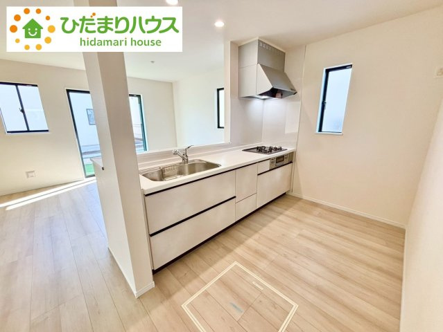 野田市堤台281番2　新築戸建　B号棟のキッチン|リビングを見渡せるキッチンはお子様を見ながらでも料理が出来て安心ですね☆							
