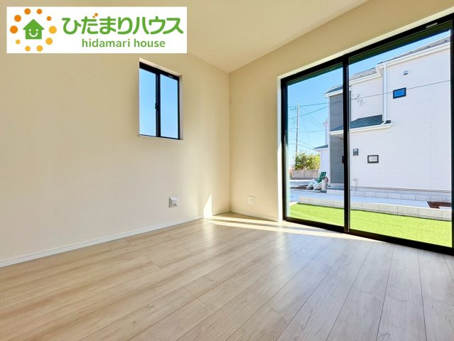 野田市堤台281番2　新築戸建　B号棟の洋室|南に面した大きな窓から差し込む光で日中は電気いらず♪						
