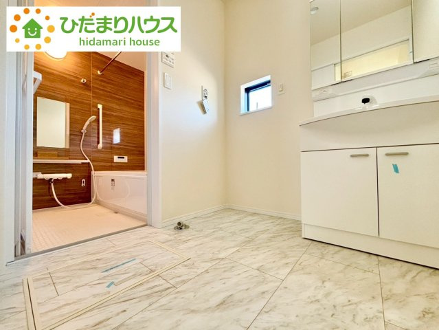 野田市堤台281番2　新築戸建　B号棟の脱衣所|ゆったりとした洗面所で、忙しい朝の支度もストレスなくできますね♪						
