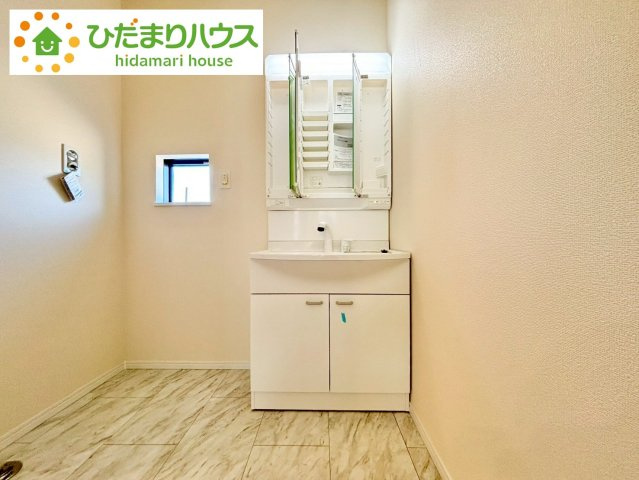 野田市堤台281番2　新築戸建　B号棟の独立洗面台|三面鏡の大きな鏡は憧れます(^^♪鏡の後ろは収納となっていて、細かいものでも収納できるのでスッキリと整理できます！							
