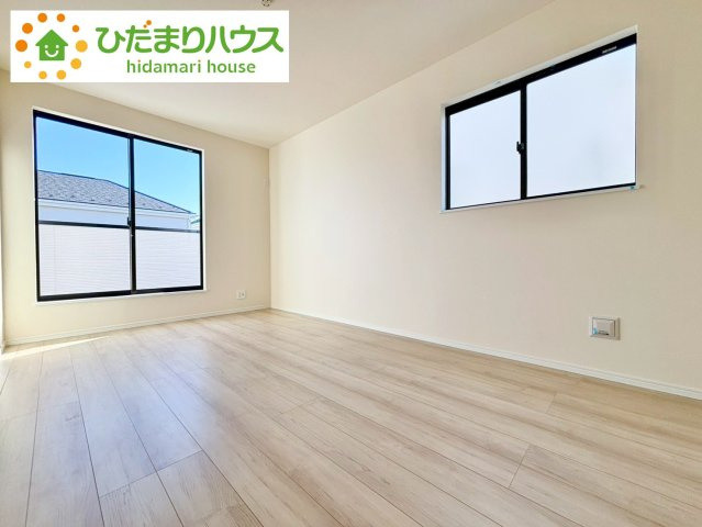 野田市堤台281番2　新築戸建　B号棟の寝室|バルコニーに面していて、たっぷり光りの入る明るい主寝室です！							
