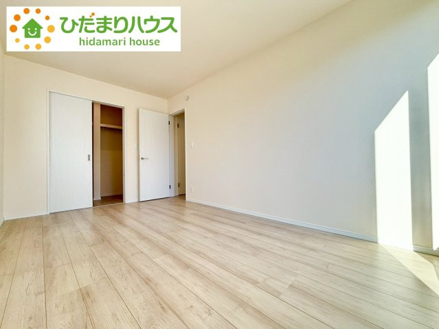 野田市堤台281番2　新築戸建　B号棟の洋室|大きなベッドを置いても余裕の広さの主寝室♪♪					
