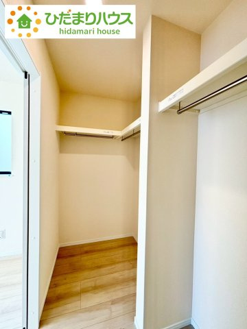 野田市堤台281番2　新築戸建　B号棟の収納|小物類から掃除機やシーズンオフの暖房器具といった大きいものまで1か所に収納できる、機能的な大容量ウォークインクローゼット付き(^^♪							
