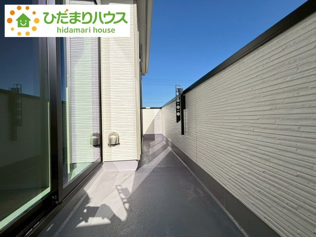 野田市堤台281番2　新築戸建　B号棟のバルコニー|広々としたバルコニーは、大量の洗濯物を干しても余裕！お布団だって、家族全員分をいっきに干せますね(^O^)							
