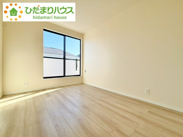 野田市堤台281番2　新築戸建　B号棟の洋室|2WAY構造のバルコニーで、お洗濯の動線もスムーズ！効率よく家事ができますね♪