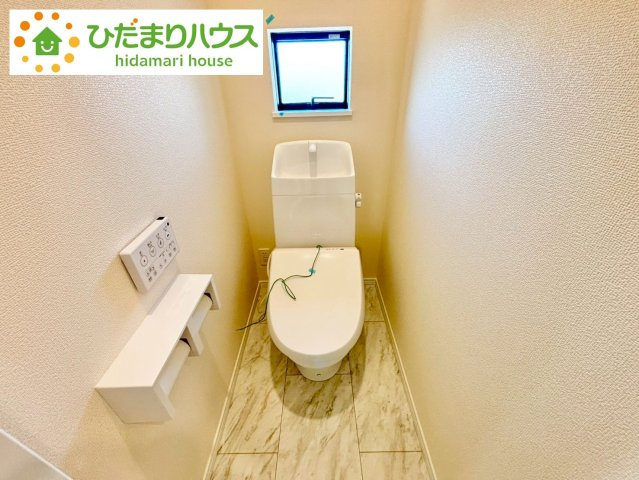 野田市堤台281番2　新築戸建　B号棟のトイレ|小窓が付いているので、トイレも明るい空間になっております♪						
