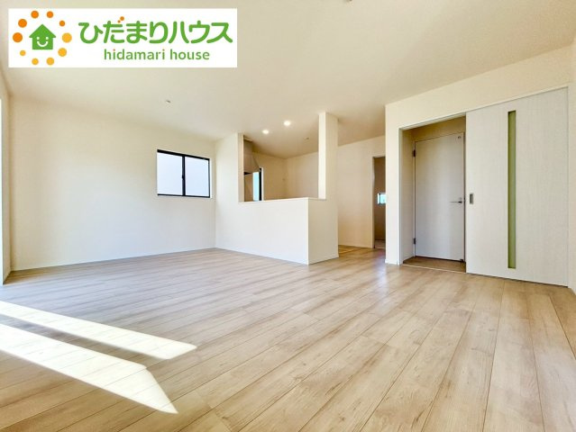 野田市堤台281番2　新築戸建　B号棟の居間・リビング|"太陽の日差しがたっぷり入るリビング☆
家族の笑い声が響く、一家団らんにふさわしいリビングです(^^♪"	