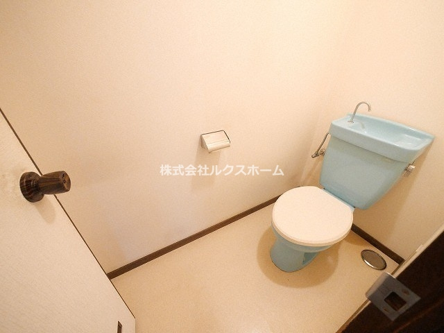 清涼ハイツのトイレ|落ち着いた色調のトイレです