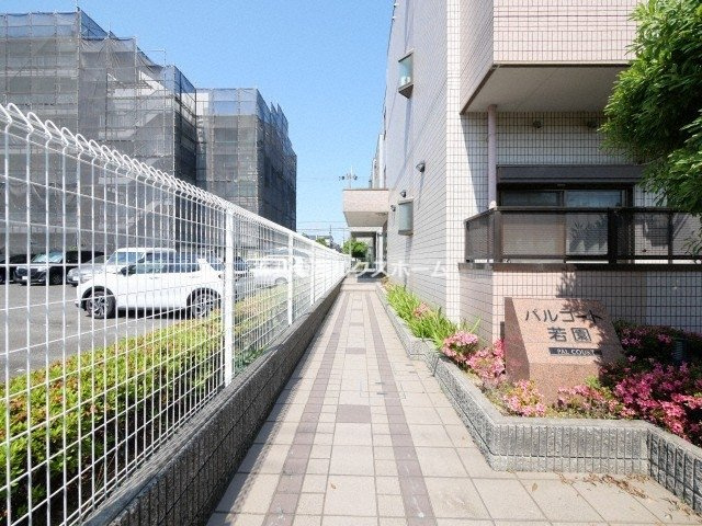 パルコート若園のエントランス