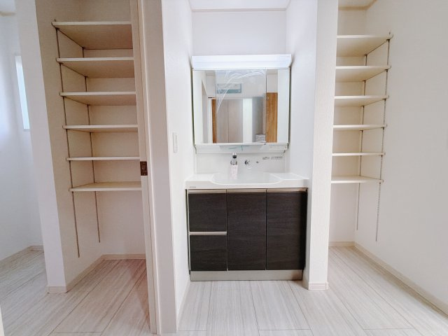 【新築戸建】前橋市下細井町の独立洗面台|■洗面室｜三面鏡の洗面台は鏡の裏が収納ポケットになっているので、ヘアケア用品や歯ブラシなどでごちゃつきがちな洗面台周りがスッキリ片付きます。　