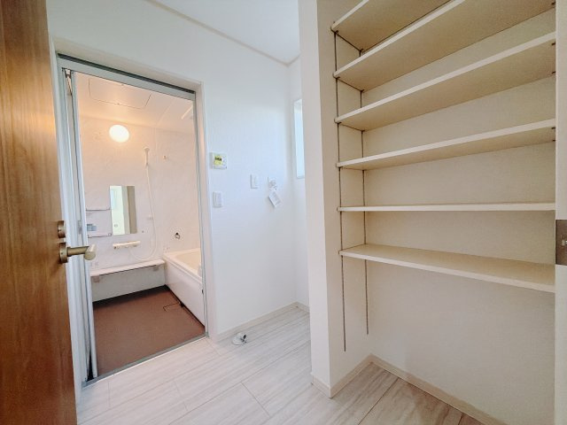 【新築戸建】前橋市下細井町の独立洗面台|■洗面室｜リネンスペースには、タオルやバスタオル・着替えなどが置けるので大変便利です♪買い置きした洗剤もしまえてどんな時も綺麗な状態を保てます♪