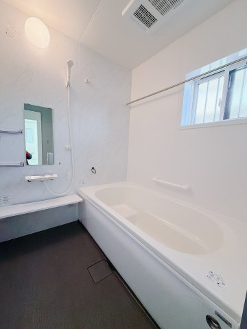 【新築戸建】前橋市下細井町の浴室|■浴室｜ゆったり足を伸ばせるサイズの浴室(*＾＾*)　夜間のお洗濯や、雨の日のお洗濯に大活躍の浴室暖房乾燥機付き！お子さまとの入浴の際に嬉しいエコベンチ浴槽付きです♪