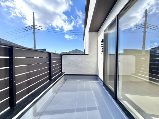 【新築戸建】前橋市下細井町のバルコニー|■バルコニー｜お布団がたくさん干せますね♪バルコニーから入る日差しは暖かく、爽快な朝の目覚めを促してくれます♪洗濯物やお布団を干して太陽の香りを吸い込んだお布団で夜はおやすみください