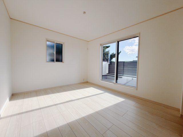 【新築戸建】前橋市下細井町の寝室|■主寝室｜広い寝室ならインテリアも自由自在にお楽しみいただけます♪お外から帰ってきた後は寝室でゆっくり自分の時間をお過ごしください。