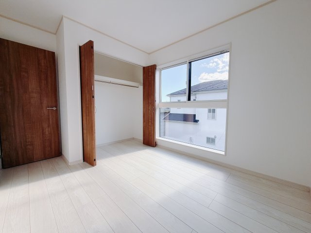 【新築戸建】前橋市下細井町の洋室|■2階洋室｜ナチュラルカラーの床です。模様替えなどとても楽しく工夫できます♪陽当たり、風通しもとても良いので毎日快適な生活スタートです！子供部屋にも良いですね♪
