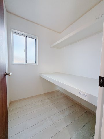 【新築戸建】前橋市下細井町の収納|■WIC｜お気に入りのお洋服もシワを作らずきれいに管理ができる夢のウォークインクローゼット！今お使いの収納ケースもスッポリそのまま収まる広さです♪