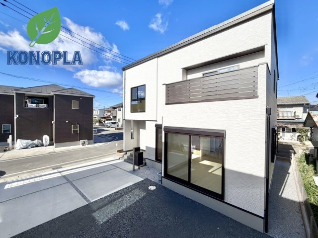 【新築戸建】前橋市下細井町の外観|■外観｜窓の配置や、爽やかな白ベースの外観が清潔感をもたらします。まっさらなキャンバスのような家にこだわりを彩って…始めよう、あなただけの豊かな暮らし( ＾＾ )