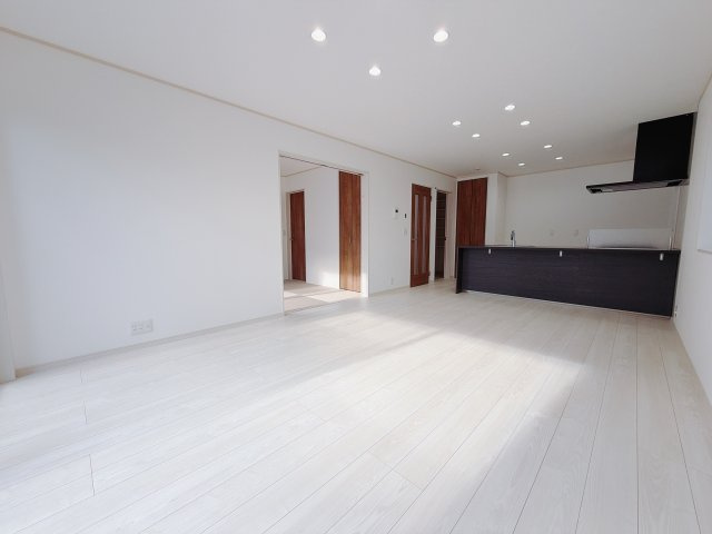 【新築戸建】前橋市下細井町の居間・リビング|■リビング｜時の流れと共に陽射しは装いを変え空間に新たな彩りを与えます。一日中家に居ても飽きることなく過ごすことができる素敵な空間です♪