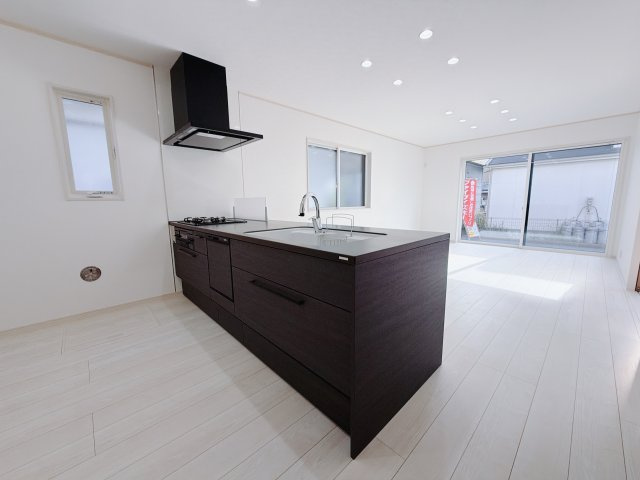 【新築戸建】前橋市下細井町の居間・リビング|■リビング｜大きい窓からあたたかいたっぷりの光が入ります♪開放的な空間で毎日をもっと快適に(*＾＾*)